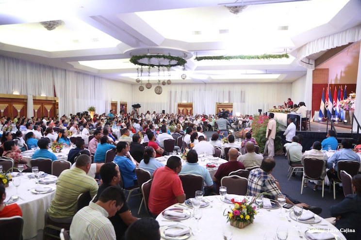 Presidente Daniel Ortega y Compa&ntilde;era Rosario Murillo con trabajadores y trabajadoras de Nicaragua